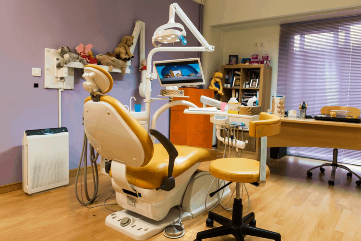 Ο μεγαλός χώρος εξέτασης των ασθενών του οδοντιατρέιου για παιδιά Full Of Smiles