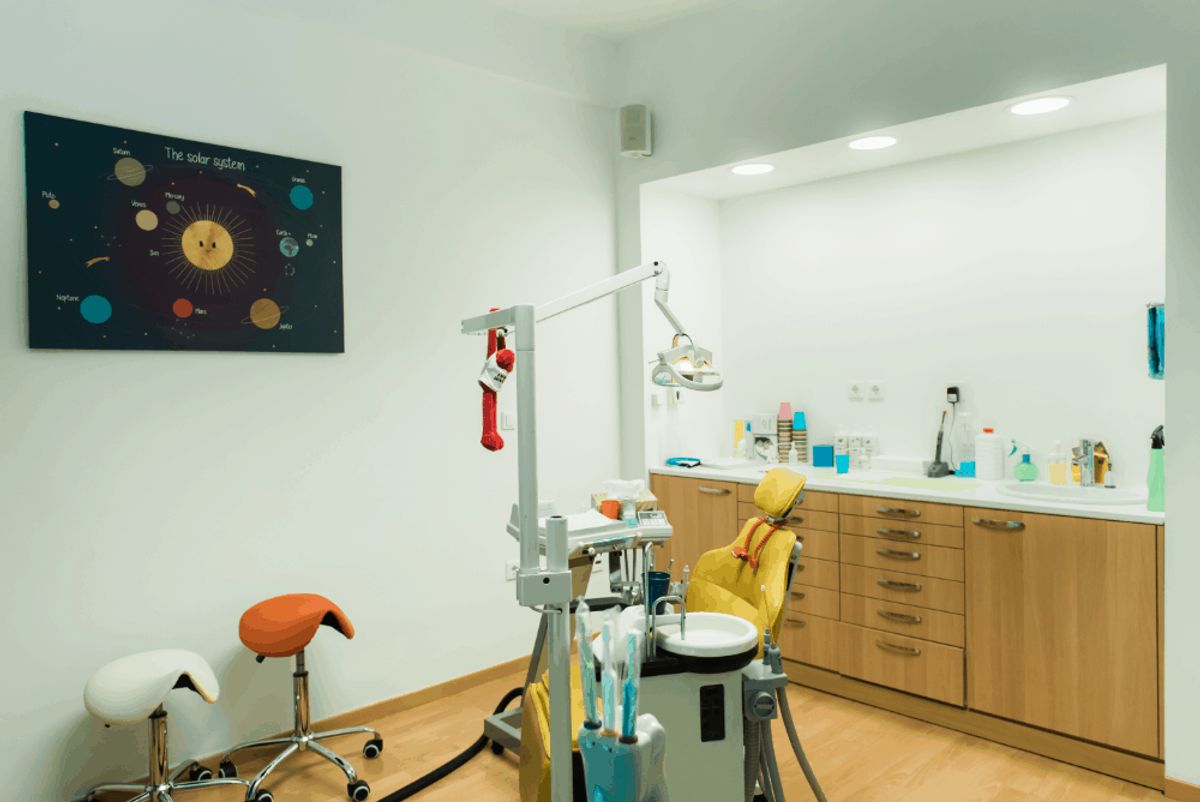Ο δεύτερος χώρος εξέτασης των ασθενών του οδοντιατρέιου για παιδιά Full Of Smiles